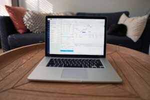 株チャートアプリを使って投資判断をする方法は？